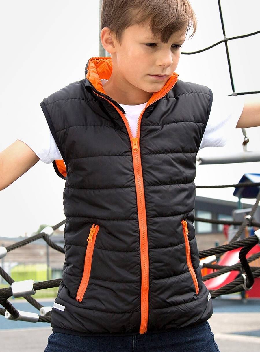 Bezrękawnik dziecięcy o pikowanej strukturze z kontrastowymi zamkami