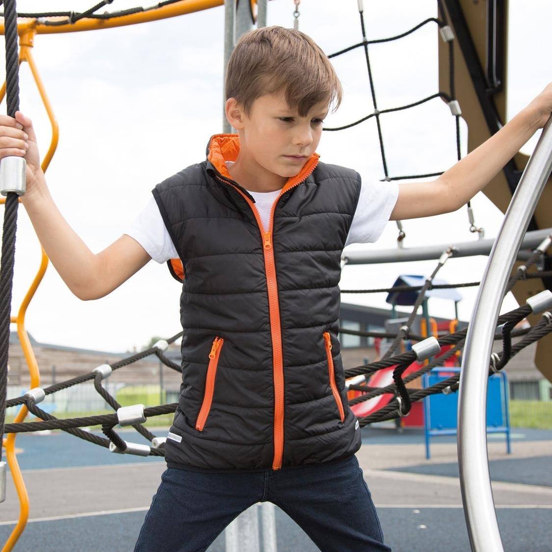 Bezrękawnik dziecięcy o pikowanej strukturze z kontrastowymi zamkami