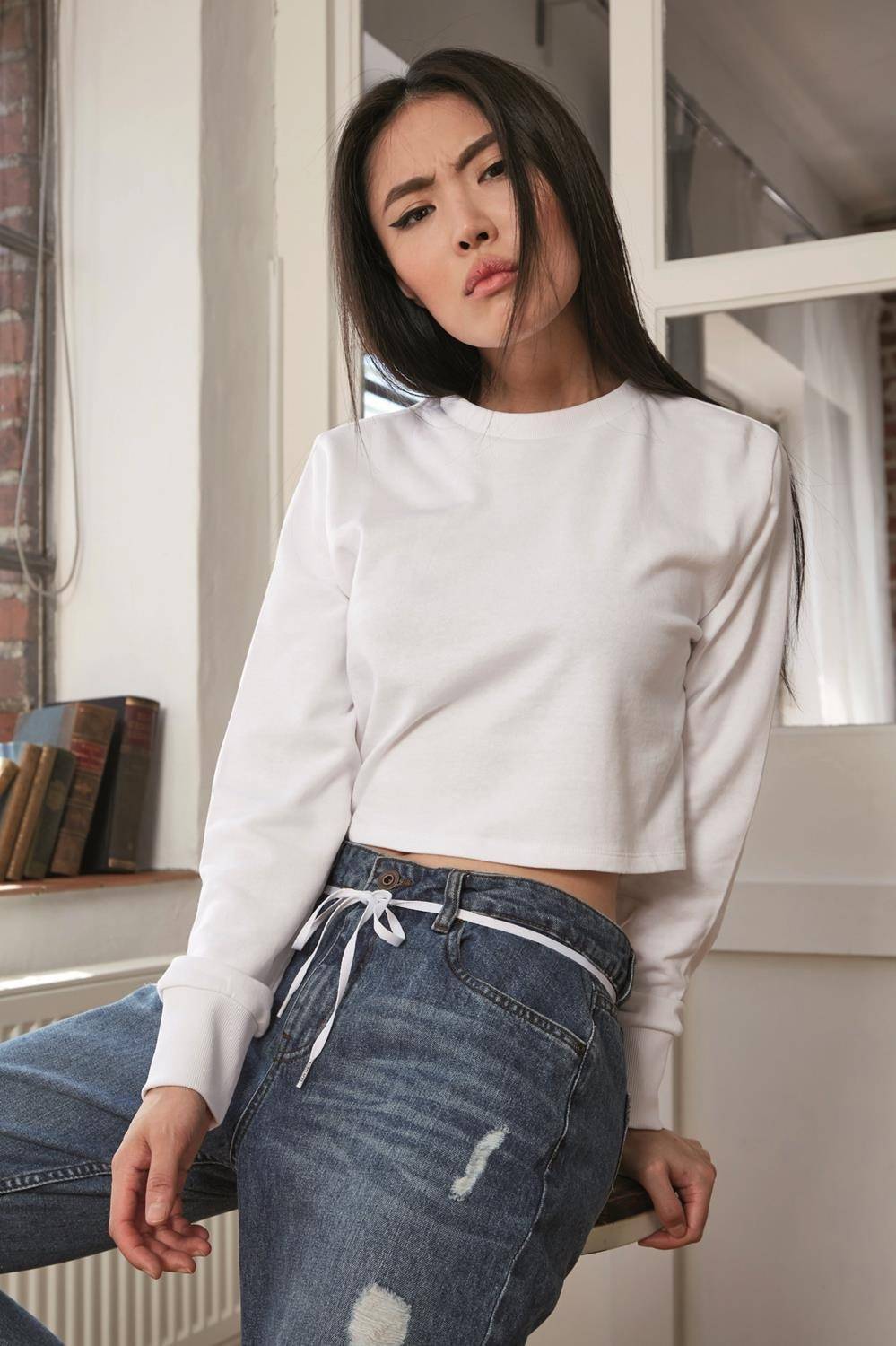 Bluza damska o krótkim kroju z szerokimi mankietami