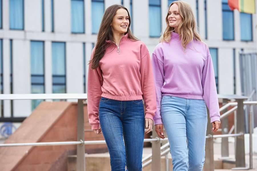 Bluza damska o modnym krótkim fasonie z rozpinanym dekoltem