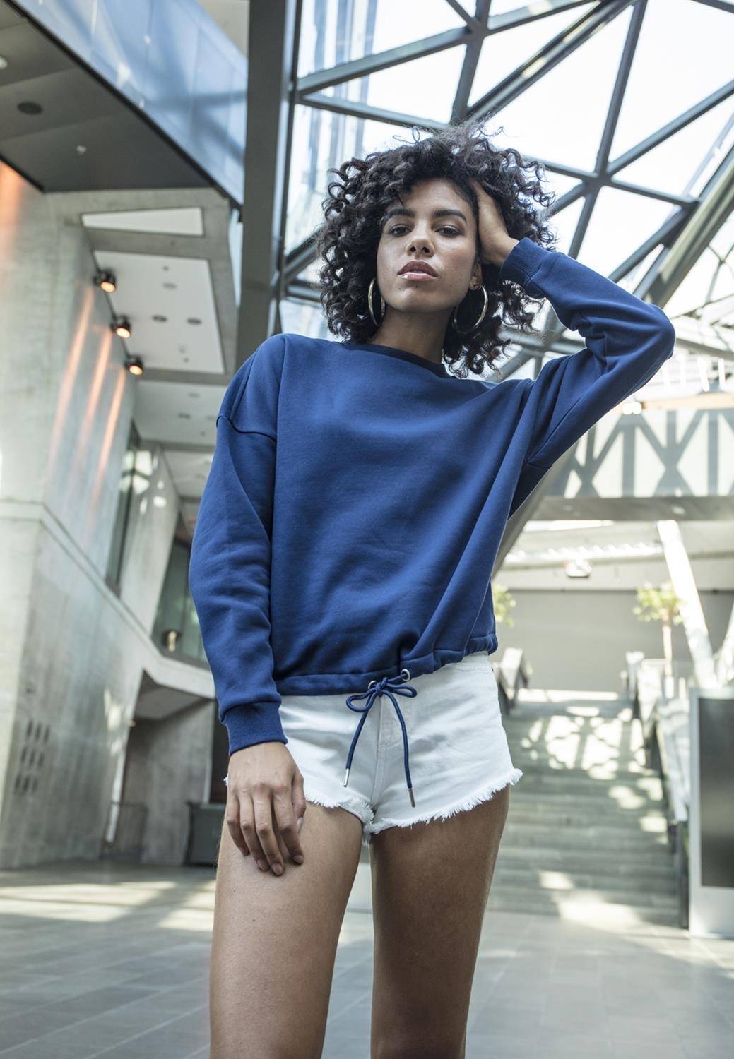 Bluza damska z zawiązywanym u dołu sznurkiem