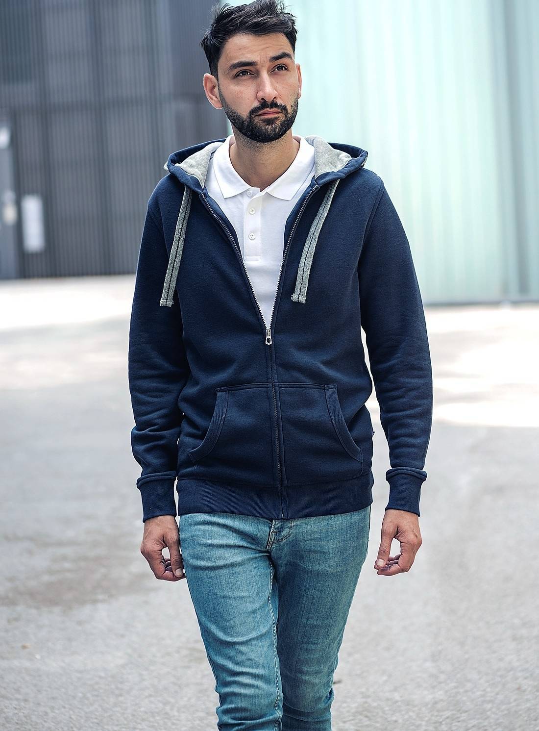 Bluza męska z kontrastową podszewką kaptura w kolorze troczków