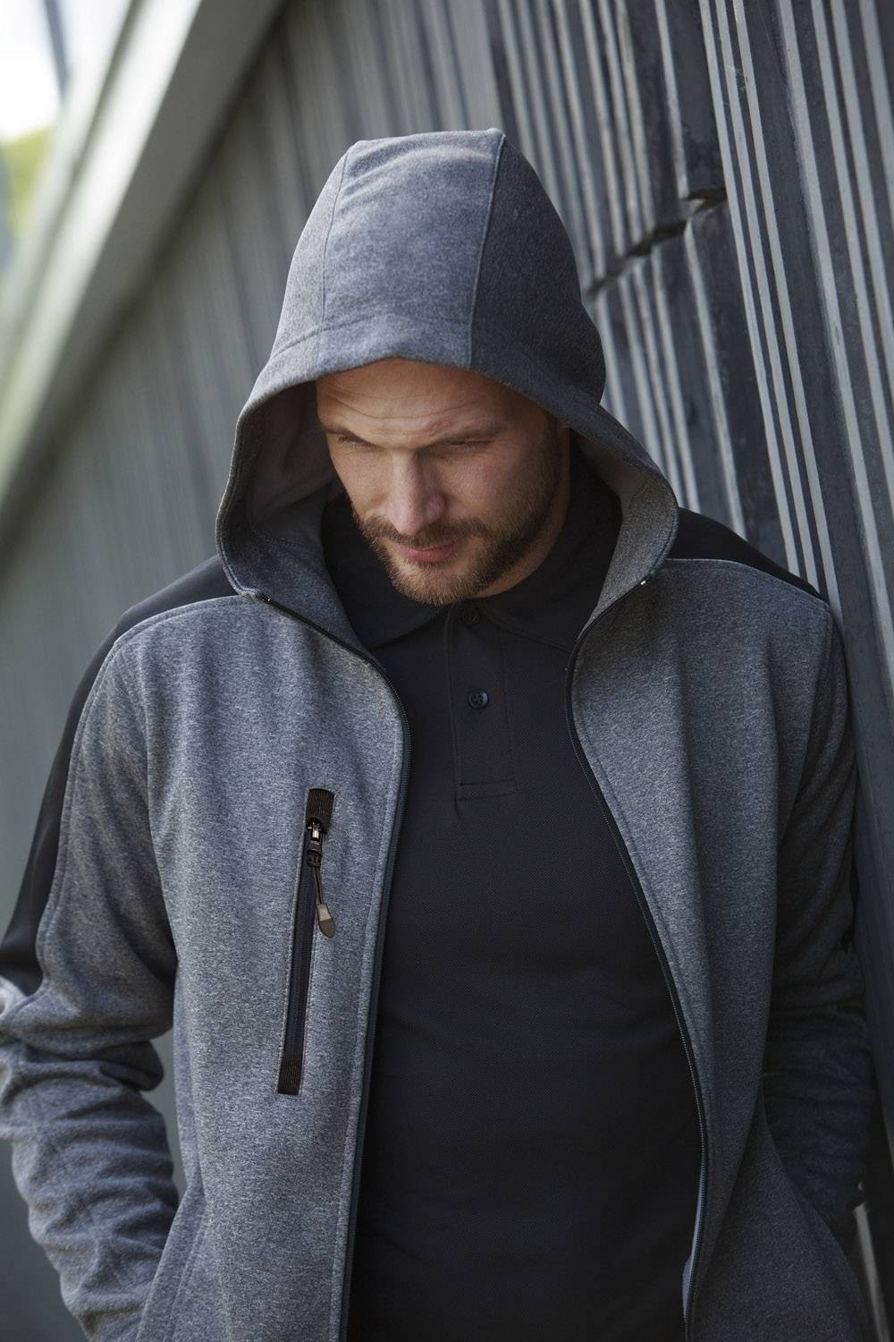 Bluza softshell z kapturem w kontrastowych kolorach