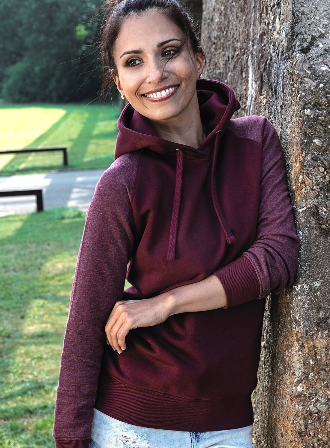 Bluza z kapturem bez kieszeni – model damski