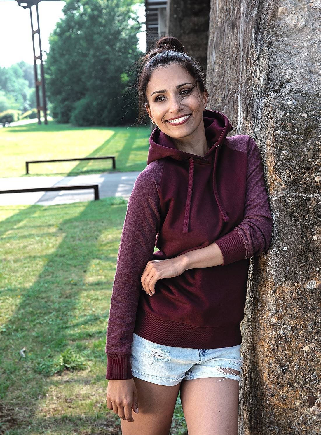 Bluza z kapturem bez kieszeni – model damski