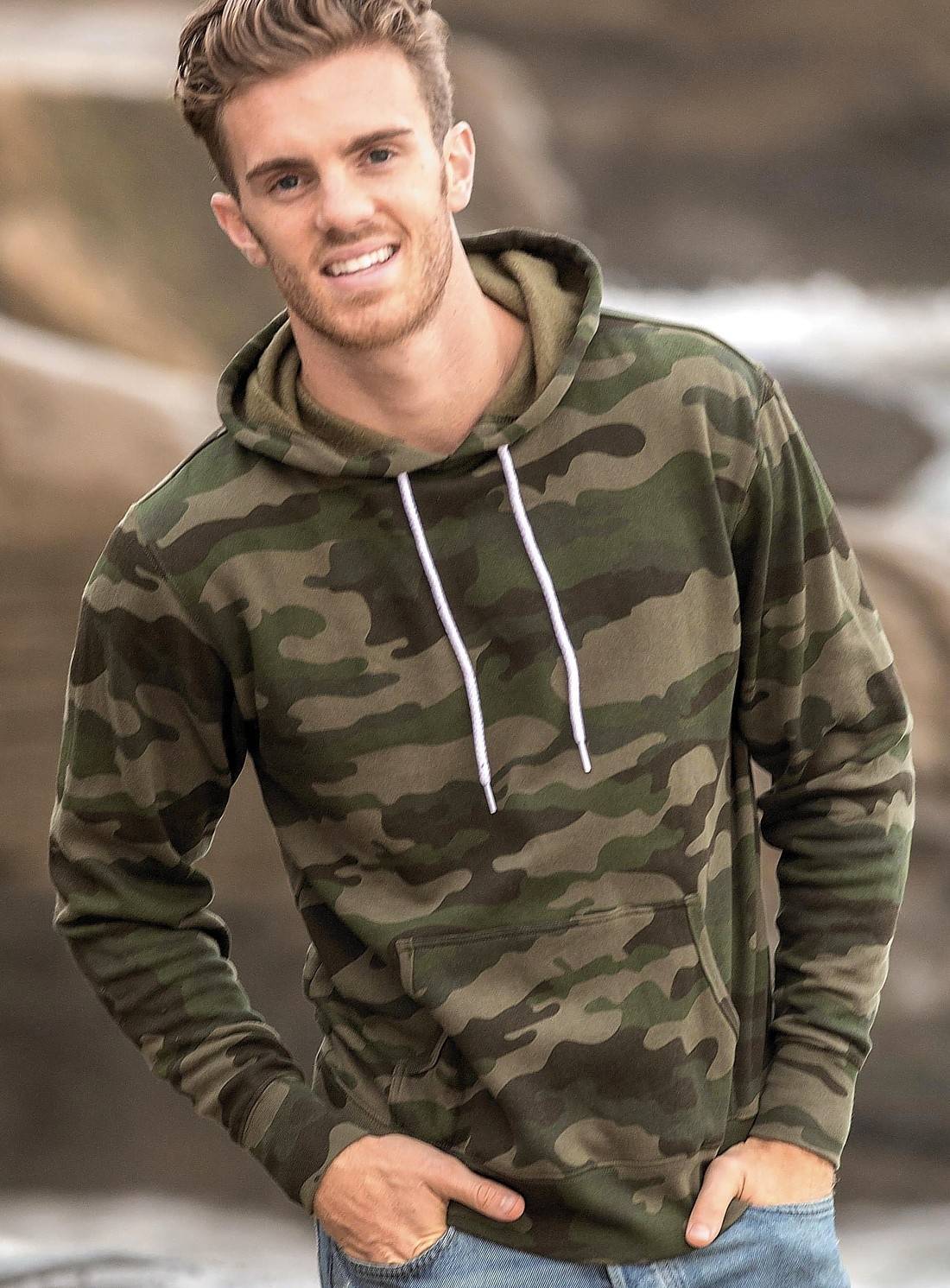 Bluza z kapturem z troczkami osadzonymi w niklowych oczkach