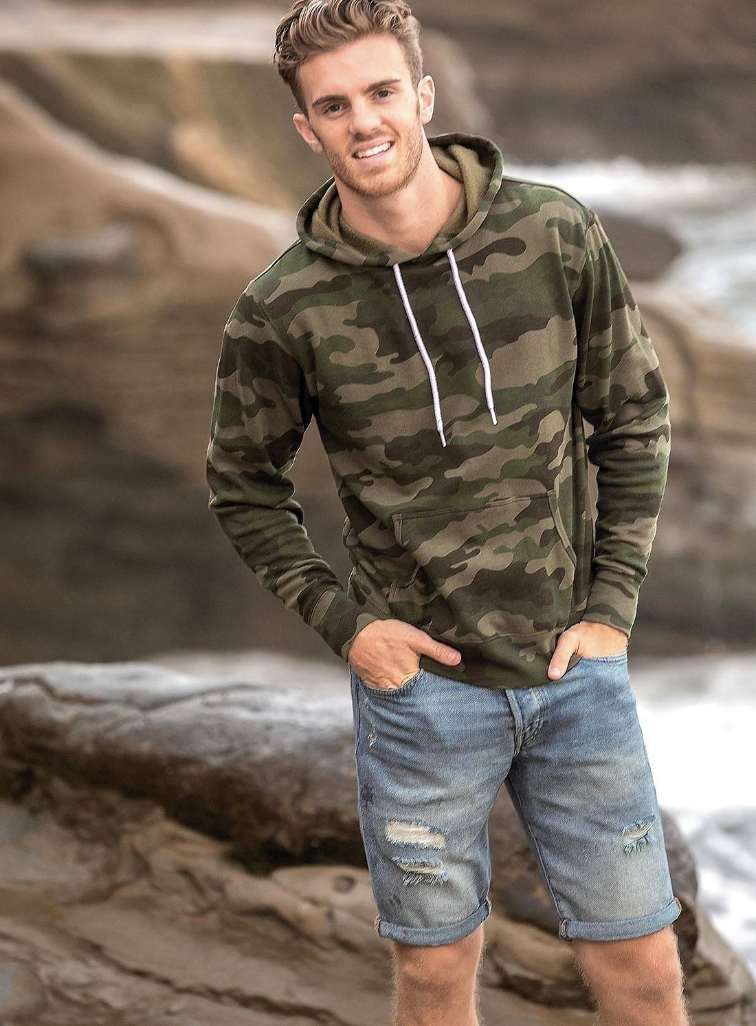 Bluza z kapturem z troczkami osadzonymi w niklowych oczkach