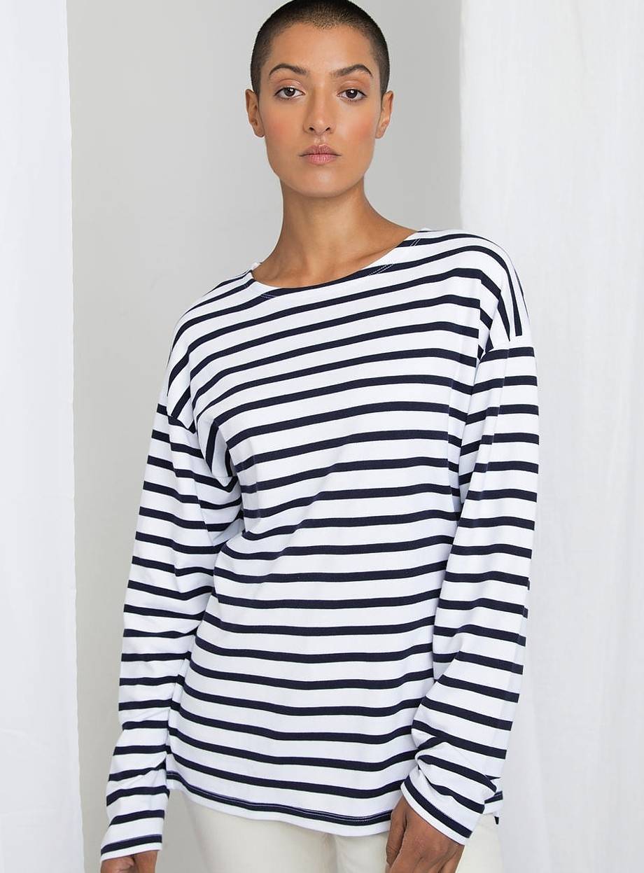 Bluza z obniżonymi ramionami i dekoracyjnym wzorem marynarskim