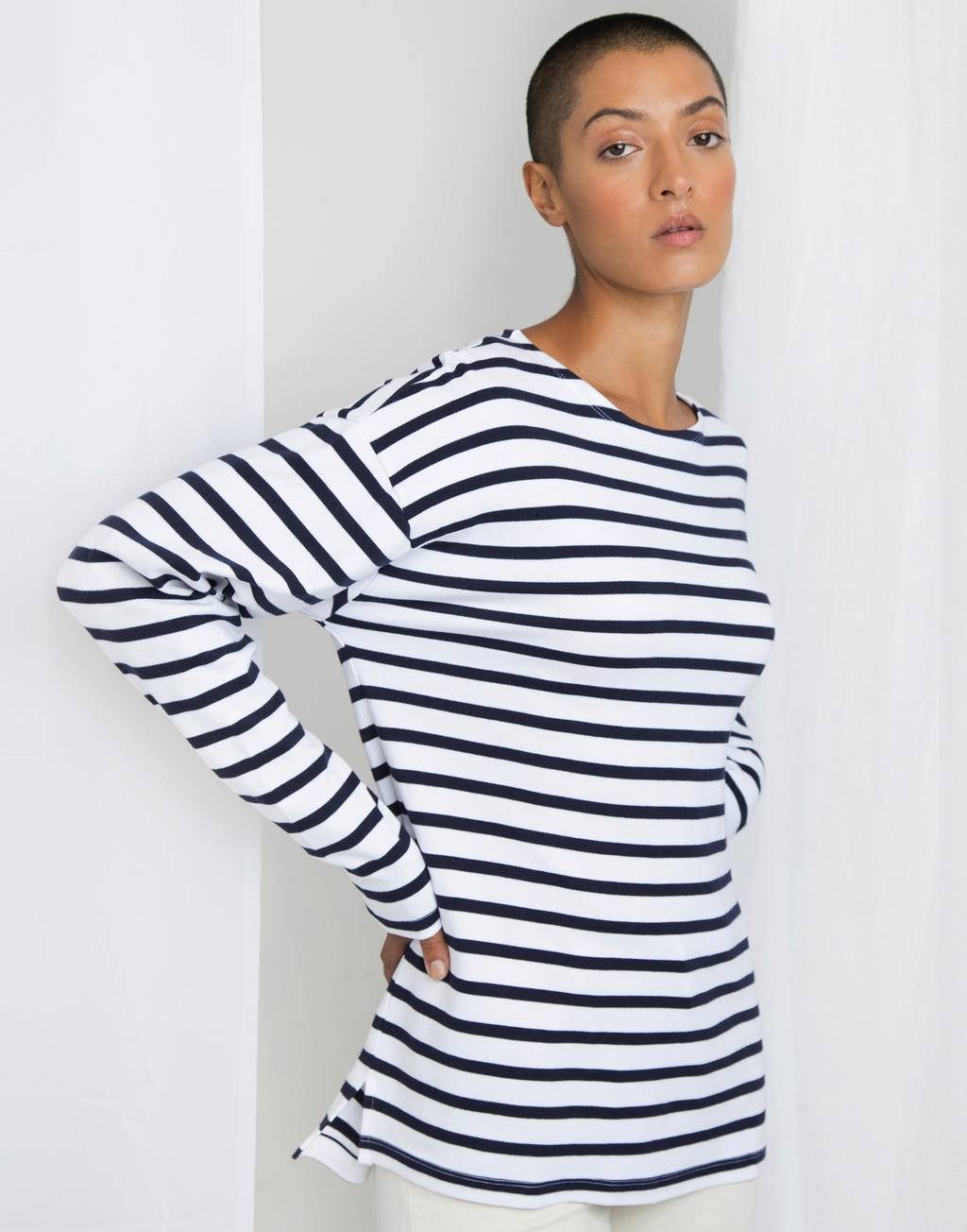 Bluza z obniżonymi ramionami i dekoracyjnym wzorem marynarskim