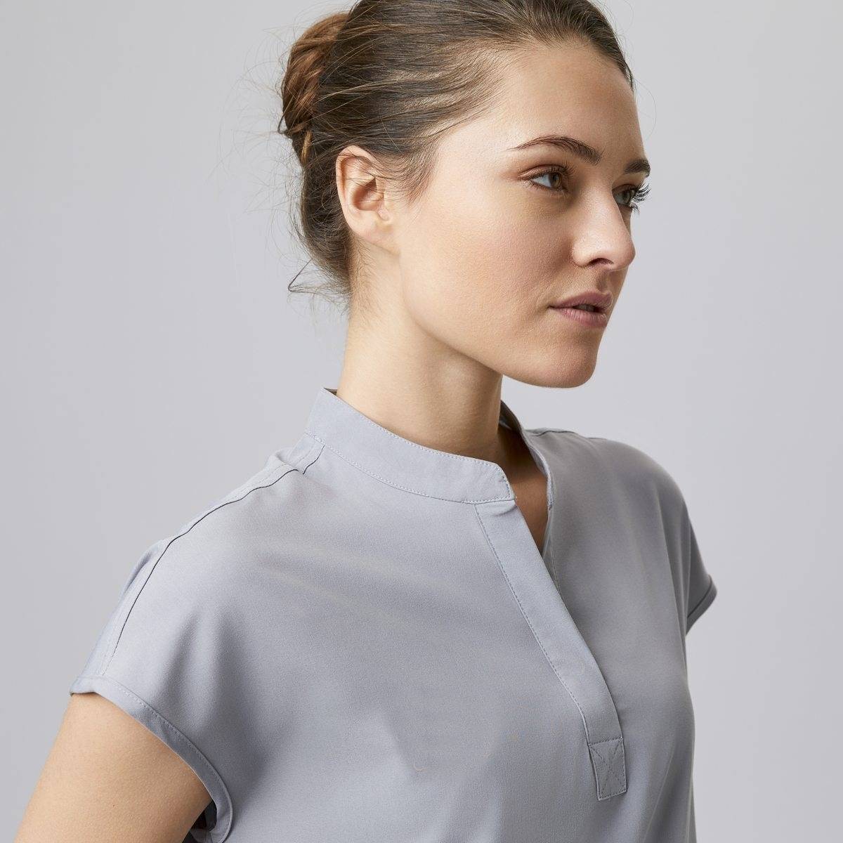 Bluzka damska z rozpinanym dekoltem