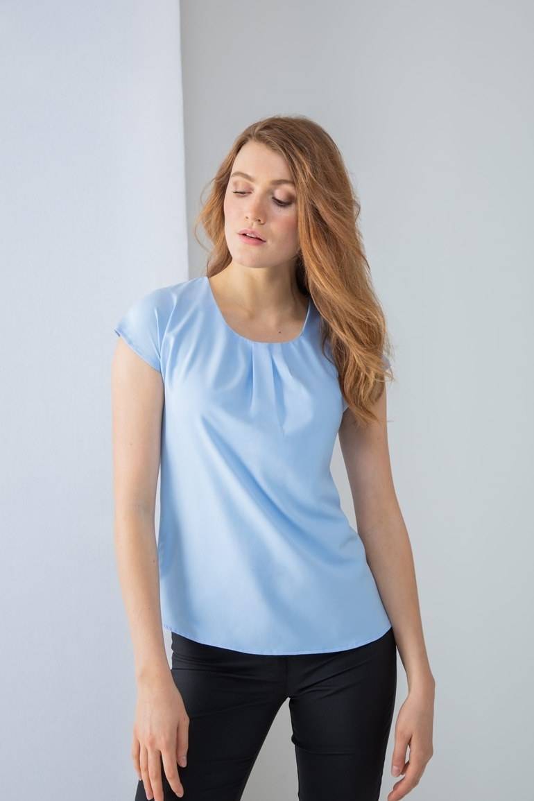 Bluzka damska z tylnym zapięciem na guzik i zaokrąglonym dołem