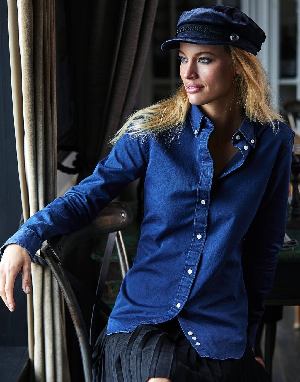 Casualowa koszula damska z kontrastowymi guzikami