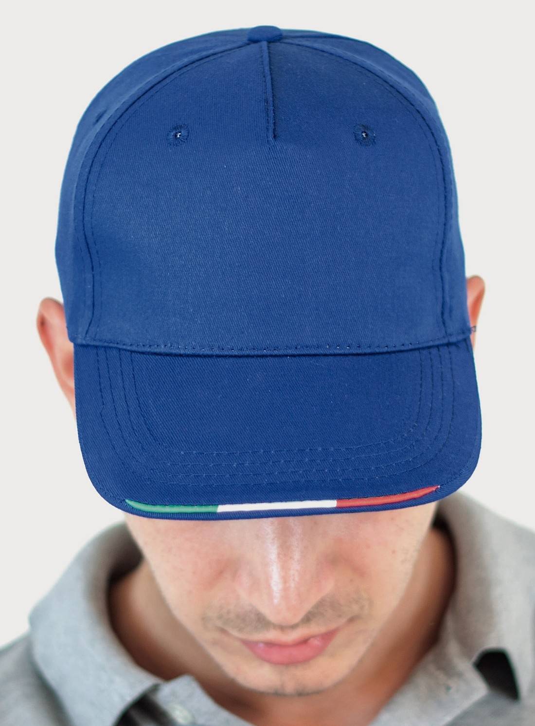 Czapka na lato z kolorową lamówką na daszku