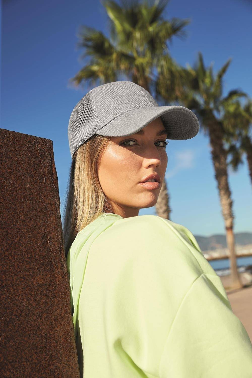 Czapka na lato z przewiewnymi panelami z siatki