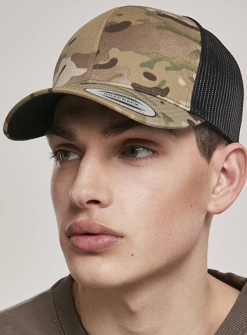 Czapka w wojskowej kolorystyce z czarną siatką