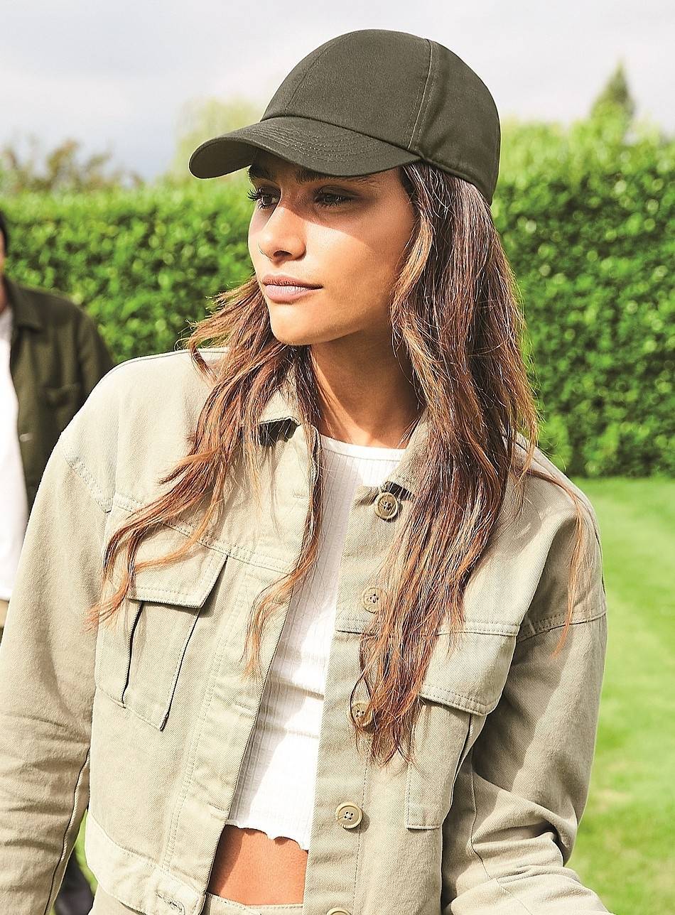 Czapka z daszkiem o średnim profilu z bawełny organicznej