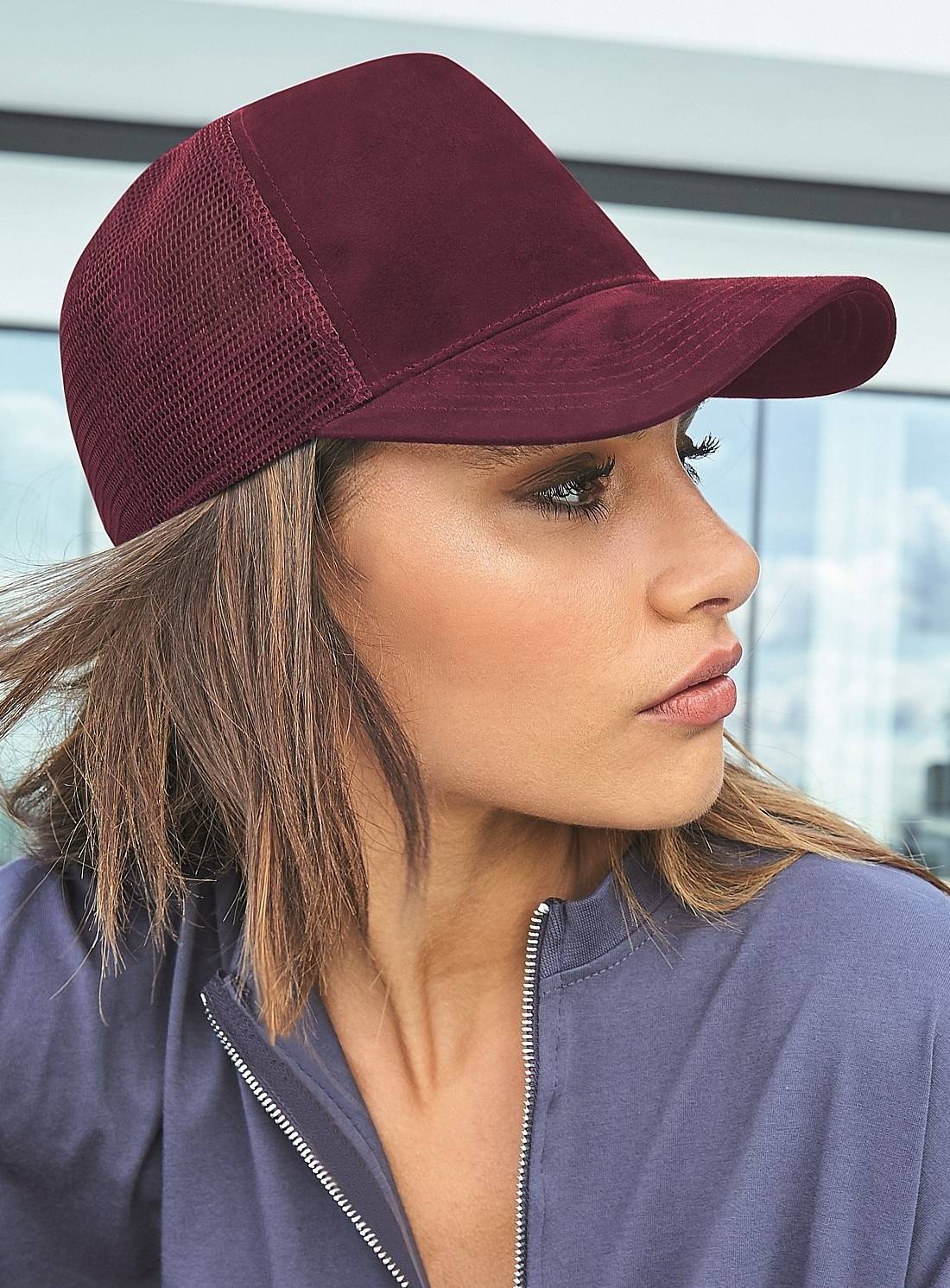 Czapka z daszkiem o strukturze zamszu z siatką