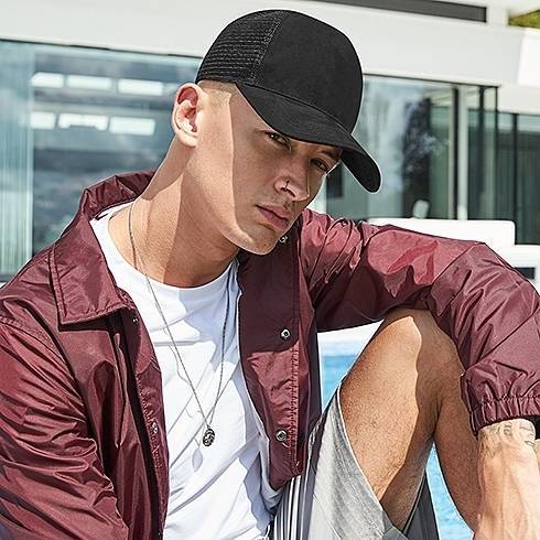 Czapka z daszkiem o strukturze zamszu z siatką