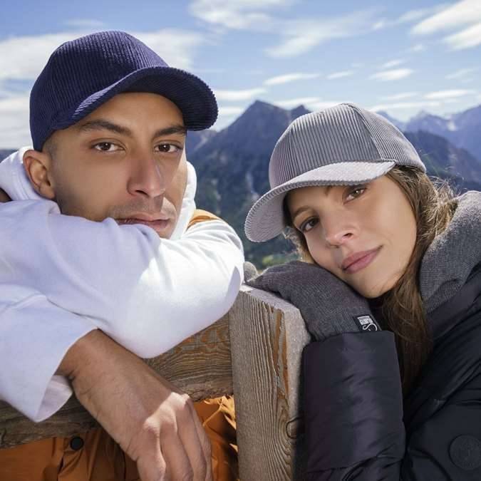 Czapka z daszkiem o sztruksowej strukturze, ocieplana