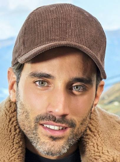 Czapka z daszkiem o sztruksowej strukturze, ocieplana