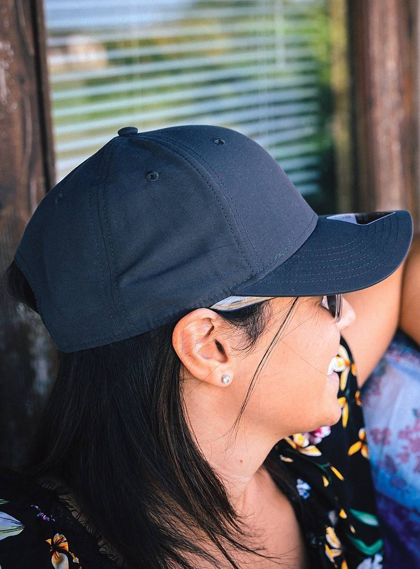 Czapka z daszkiem uszyta z sześciu paneli