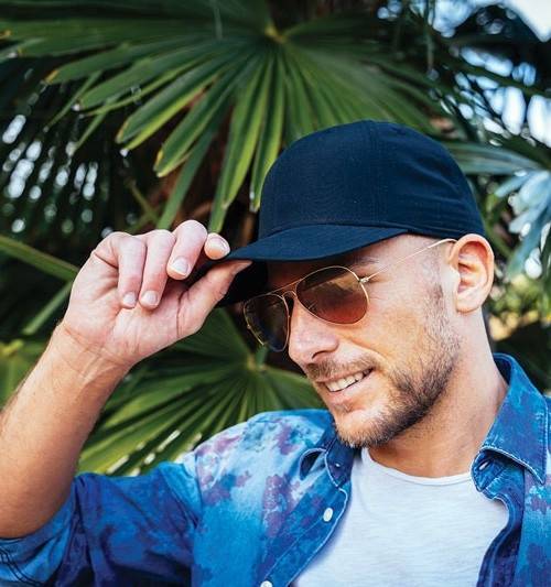 Czapka z daszkiem uszyta z sześciu paneli