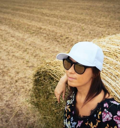 Czapka z daszkiem uszyta z sześciu paneli