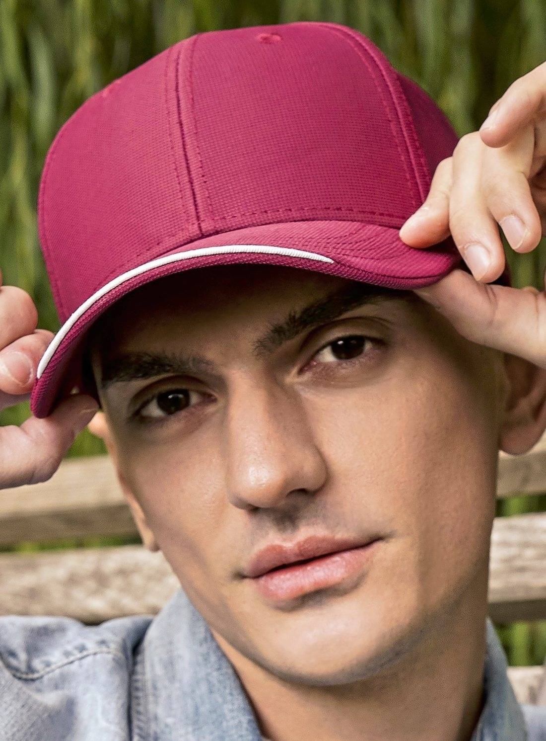 Czapka z daszkiem wykonana z materiału z recyklingu o strukturze drobnej kratki