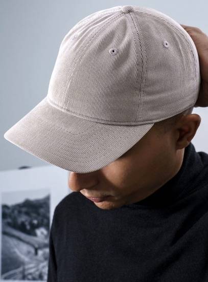 Czapka z daszkiem wykończona modną sztruksową strukturą