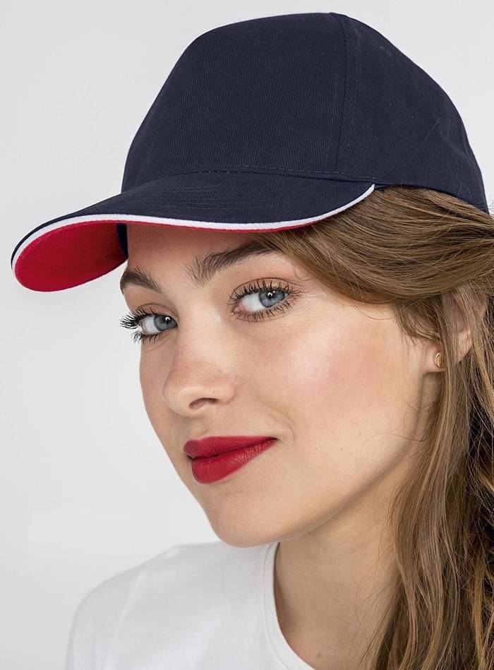 Czapka z daszkiem z kontrastową lamówką i zapięciem