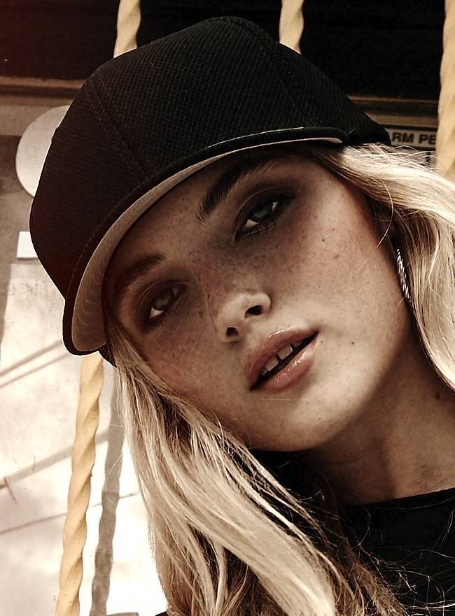 Czapka z daszkiem z materiału o strukturze siatki