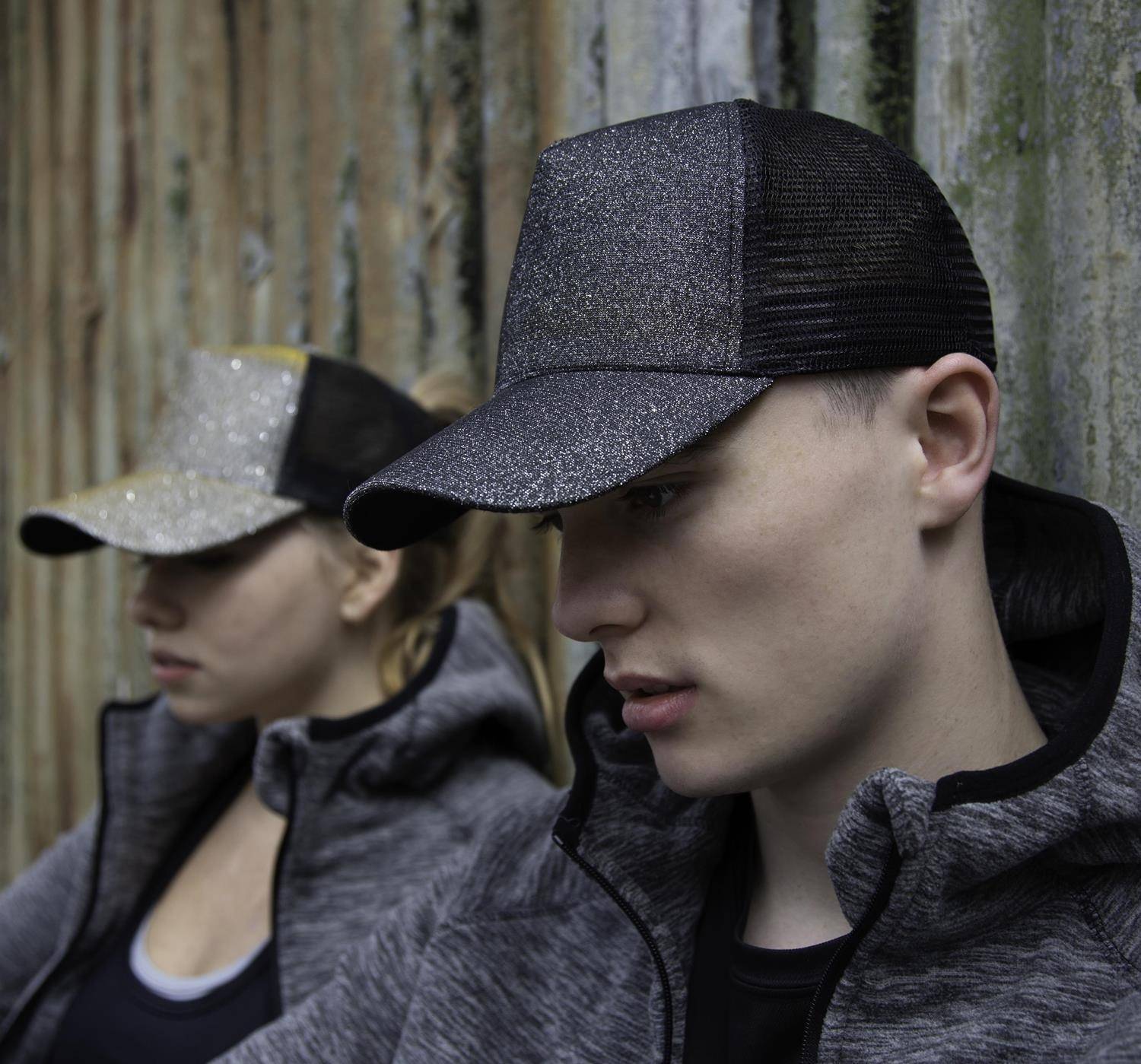 Czapka z daszkiem z nabłyszczaną strukturą materiału