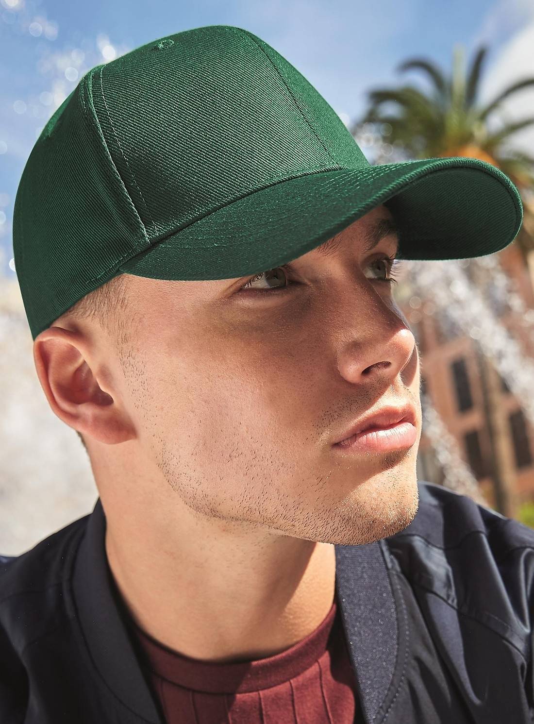 Czapka z daszkiem z obszytymi oczkami i zapięciem na rzep