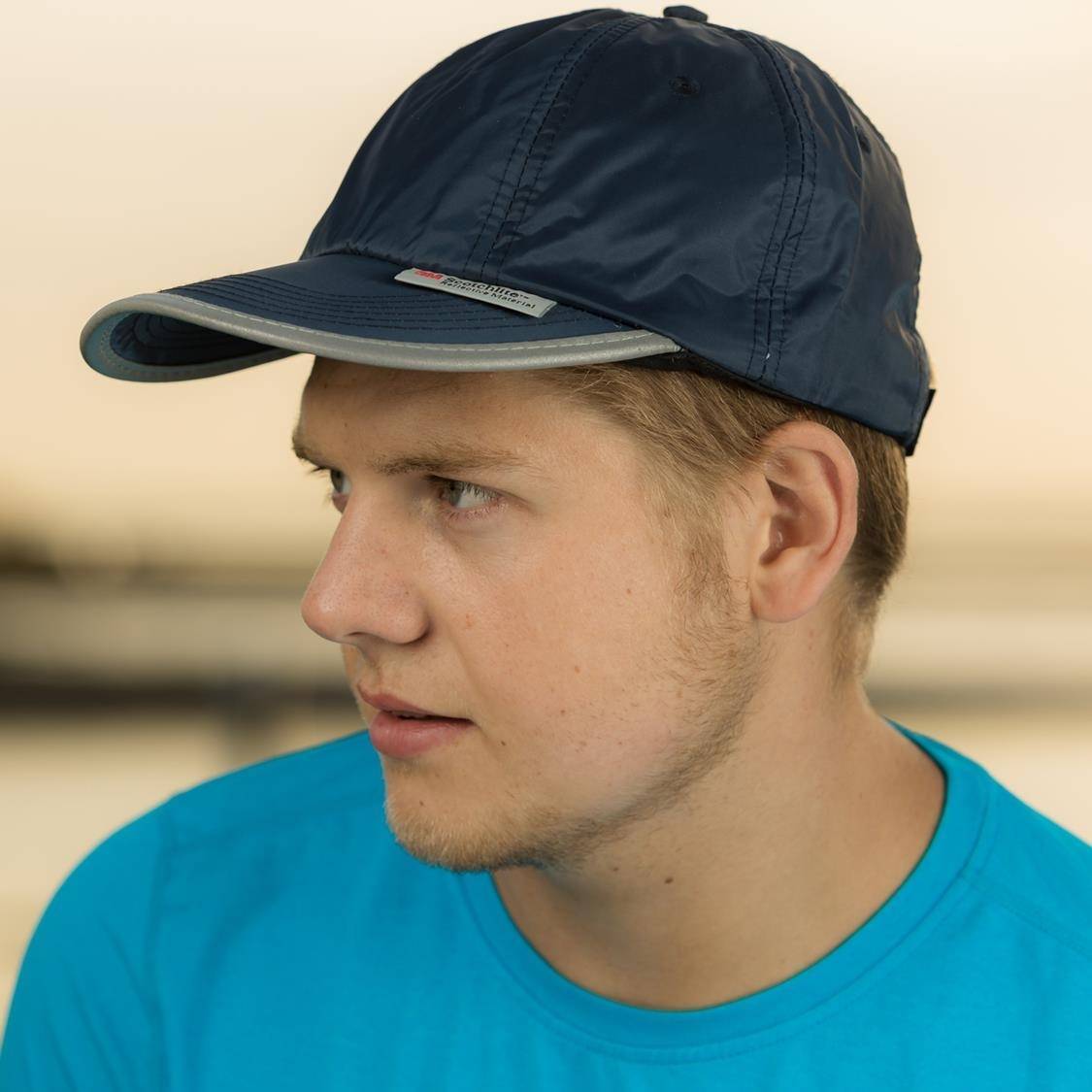 Czapka z daszkiem z odblaskowymi elementami