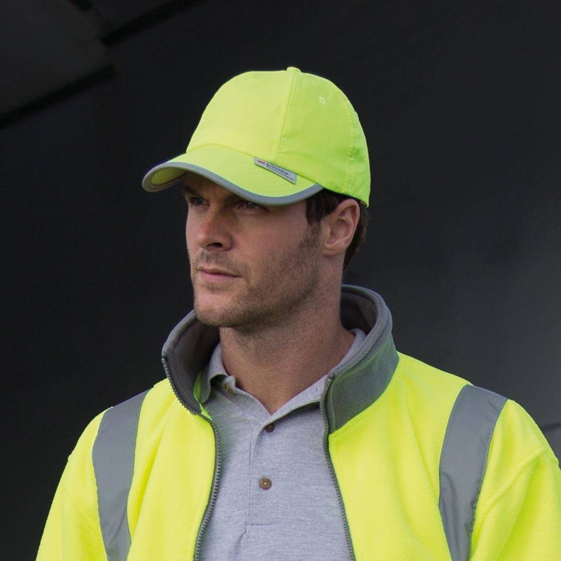 Czapka z daszkiem z odblaskowymi elementami