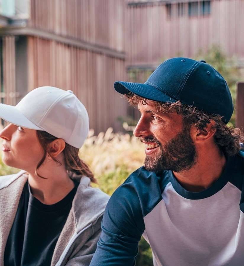 Czapka z daszkiem z oddychającego materiału imitującego bawełnę