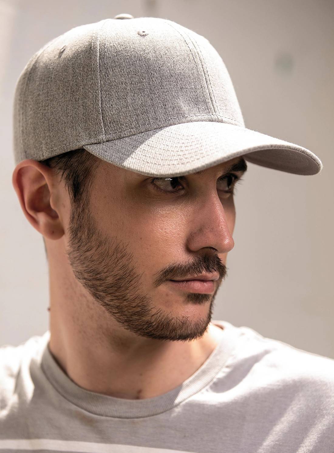 Czapka z daszkiem z plastikowym zapięciem