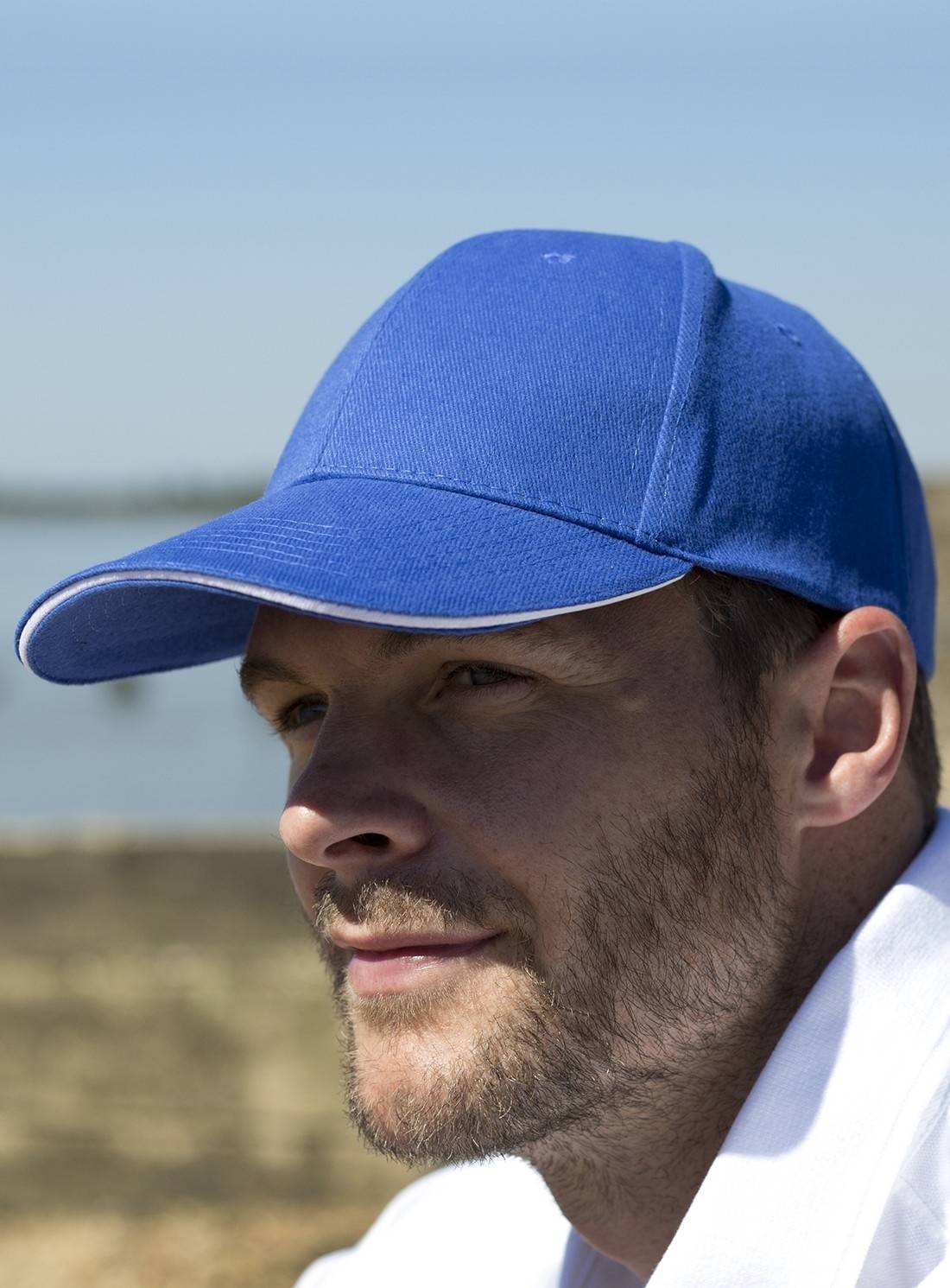 Czapka z kontrastową lamówką wokół daszku