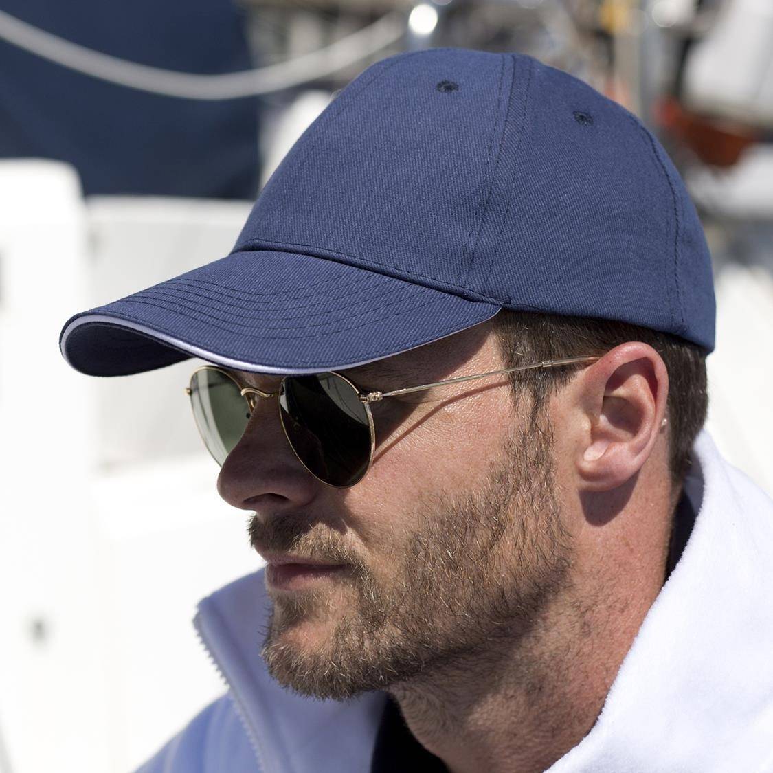 Czapka z kontrastową lamówką wokół daszku