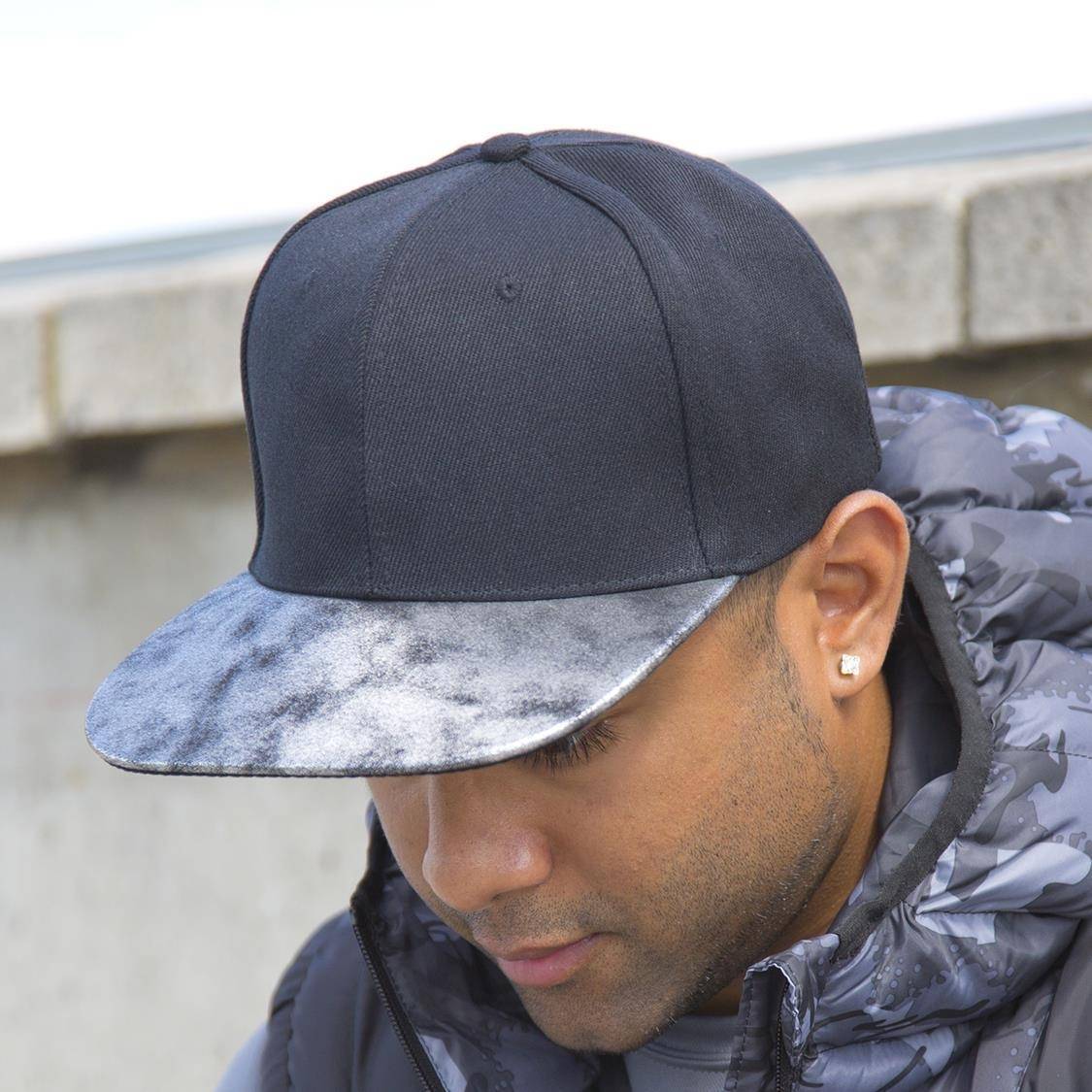 Czapka z marmurowym kontrastowym daszkiem