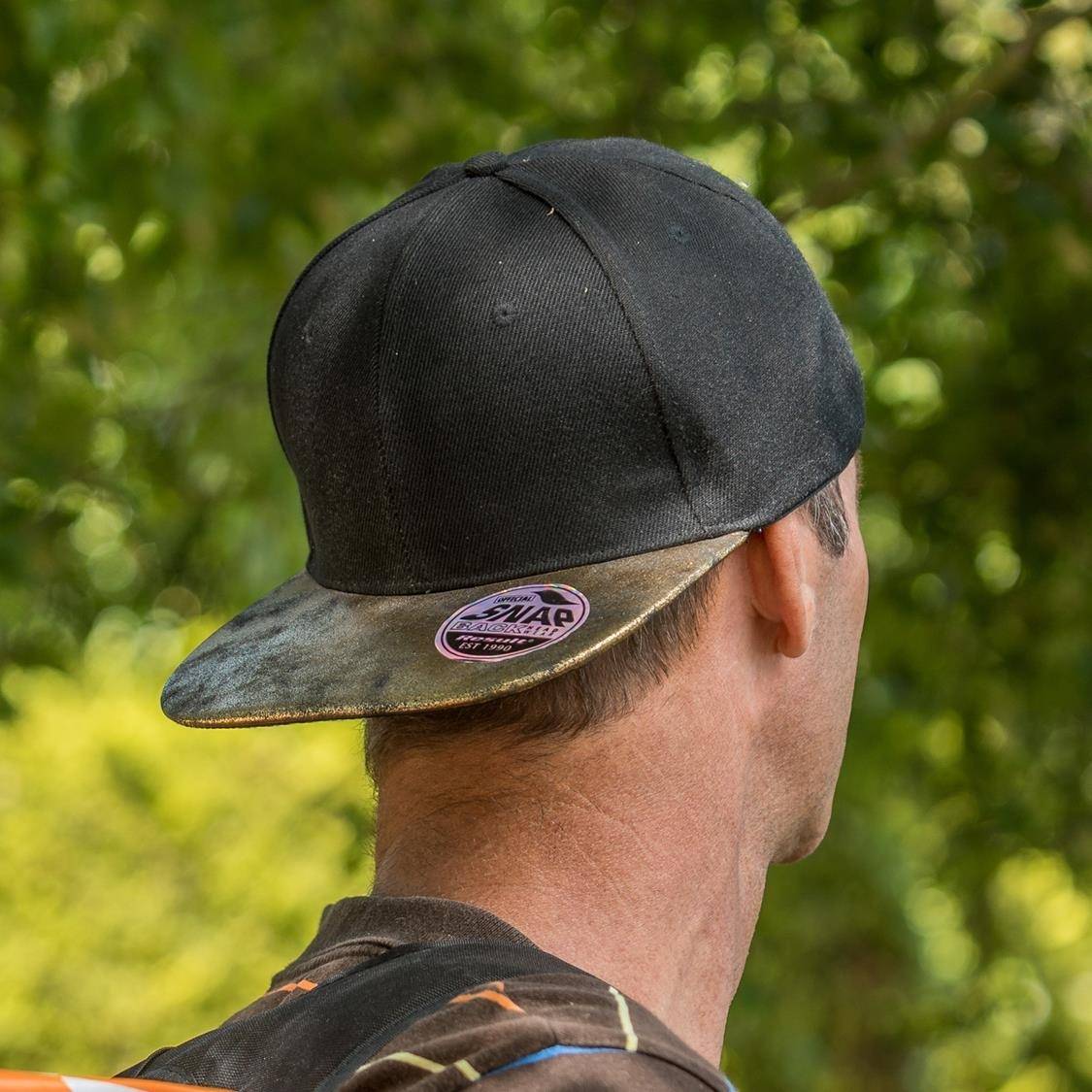 Czapka z marmurowym kontrastowym daszkiem