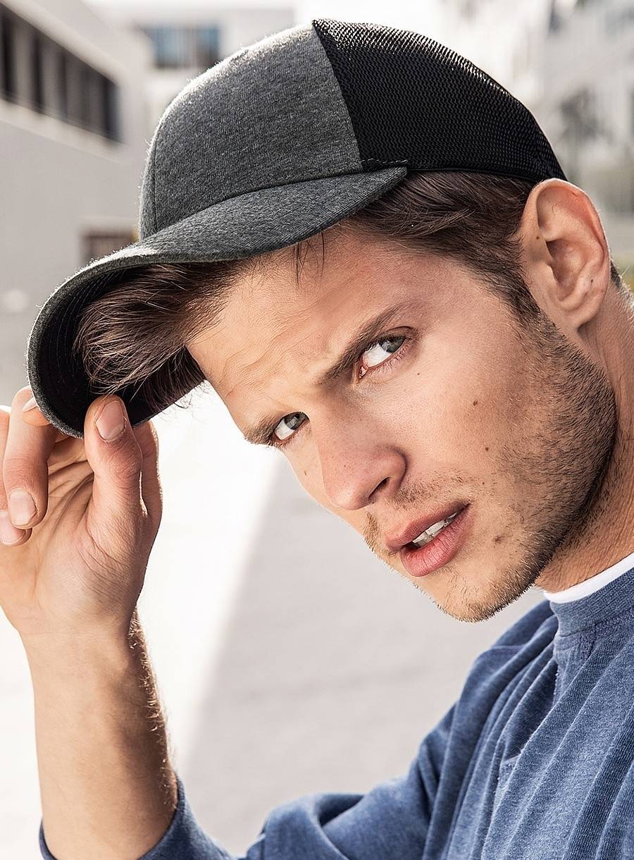 Czapka z ozdobnymi szwami na daszku