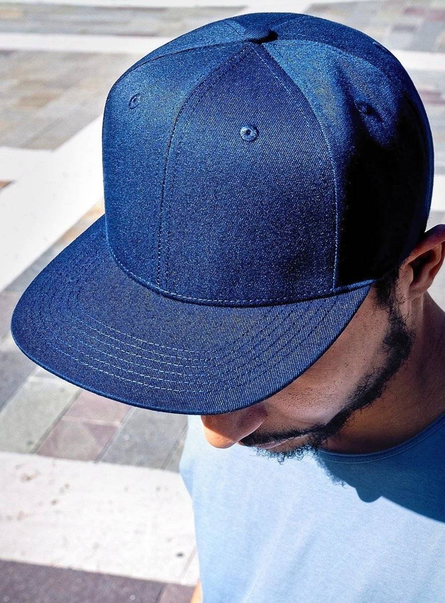 Czapka z płaskim daszkiem, wykonana z materiału pochodzącego z recyklingu