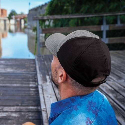 Czapka z przodem melanżowym i panelami z siatki