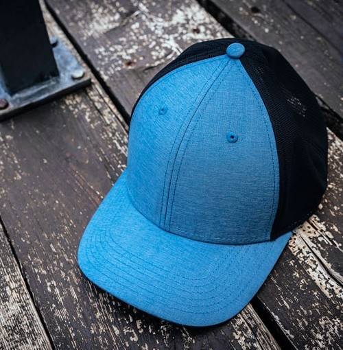 Czapka z przodem melanżowym i panelami z siatki