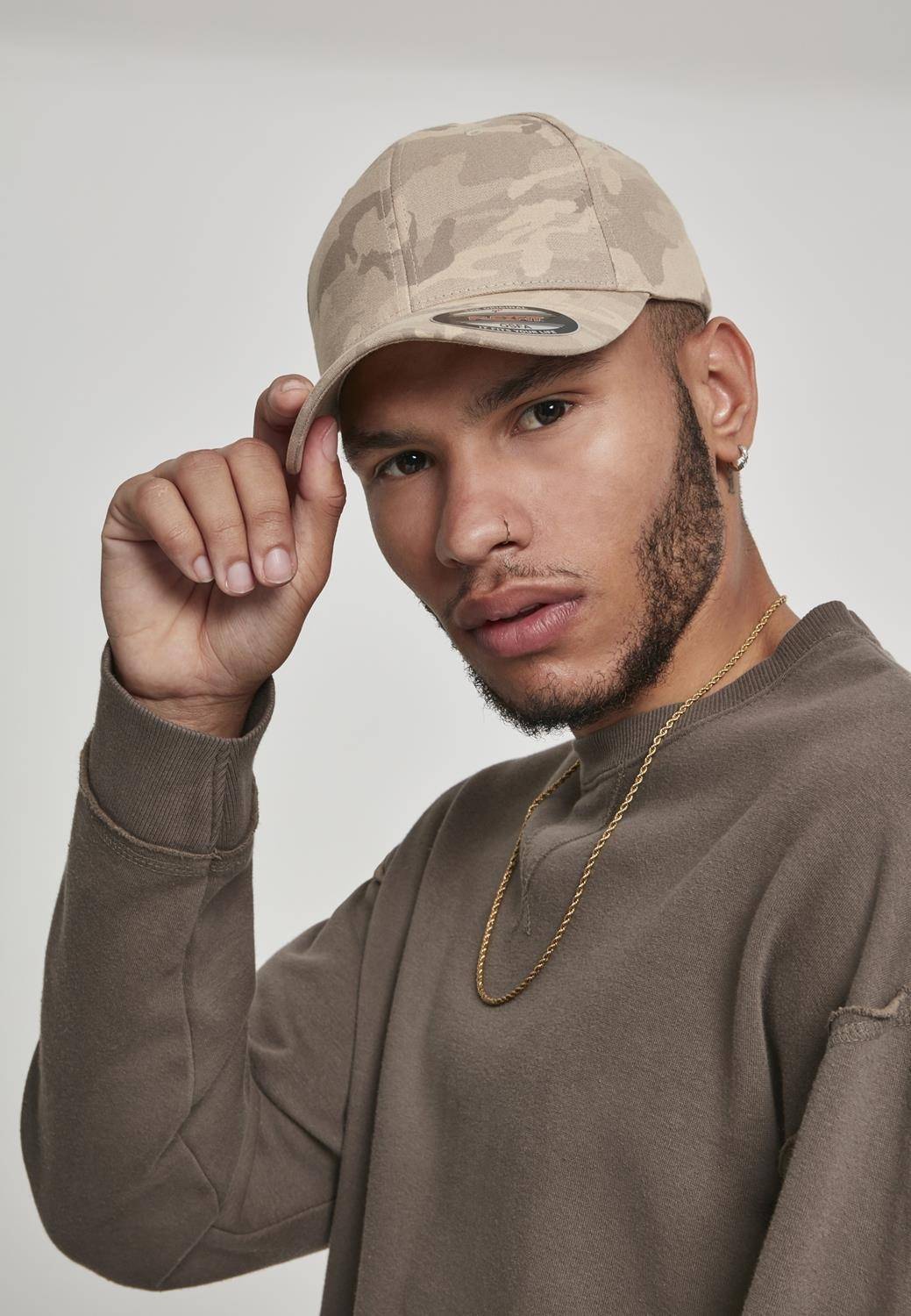 Czapka z wygiętym daszkiem w kolorystyce Camo