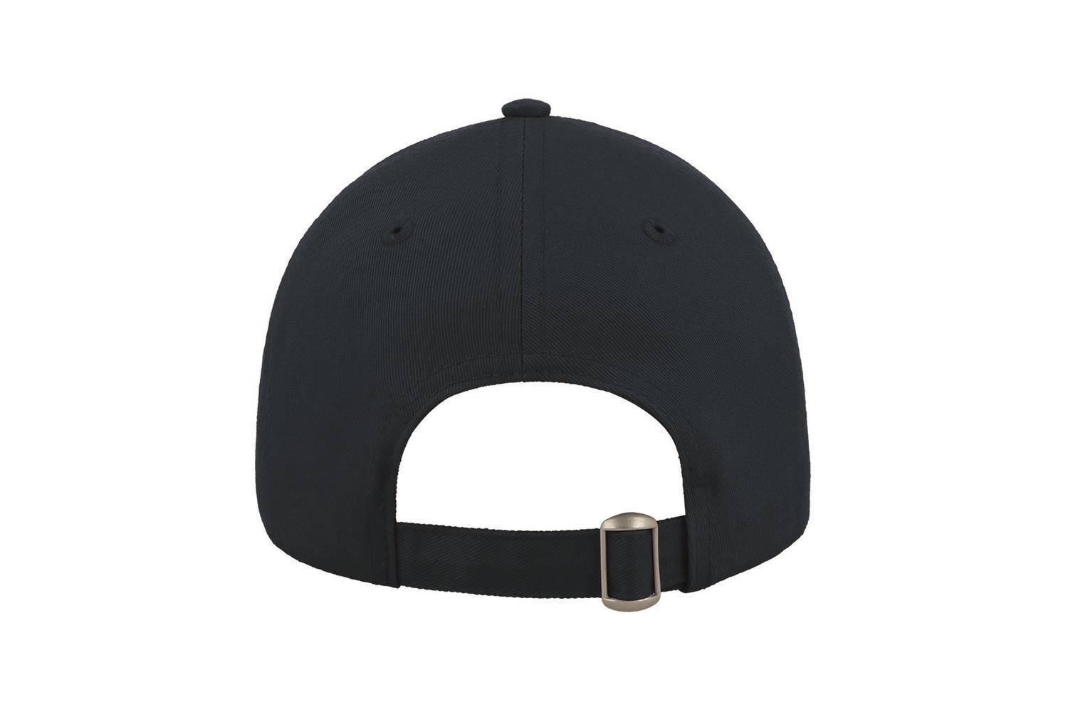 Czapka z wygiętym daszkiem zawierającym nalepkę