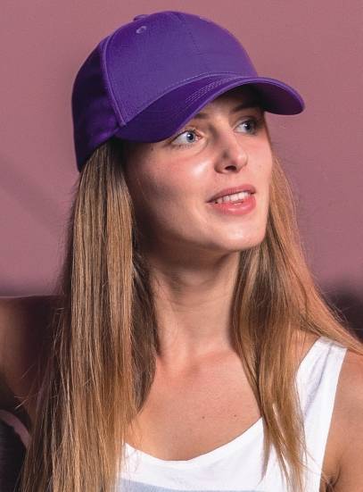 Czapka z wygiętym daszkiem zawierającym nalepkę