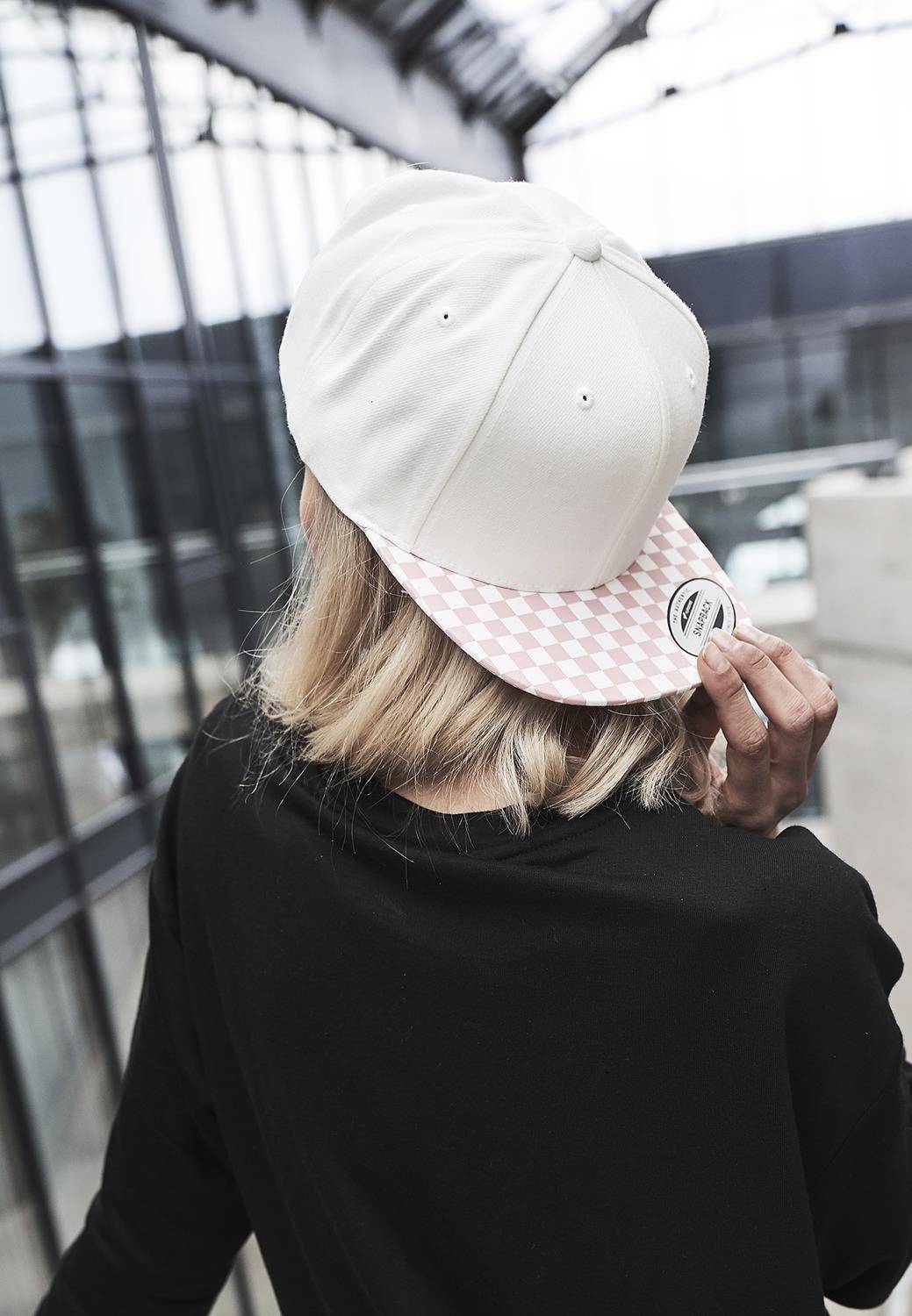 Czapka z wzorem szachownicy na płaskim daszku