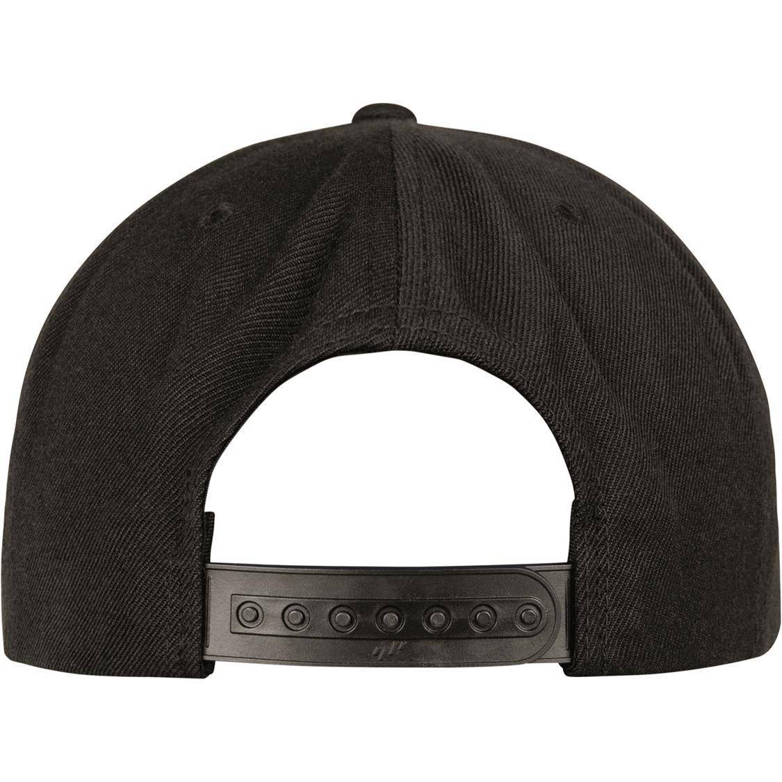 Czapka z wzorem szachownicy na płaskim daszku